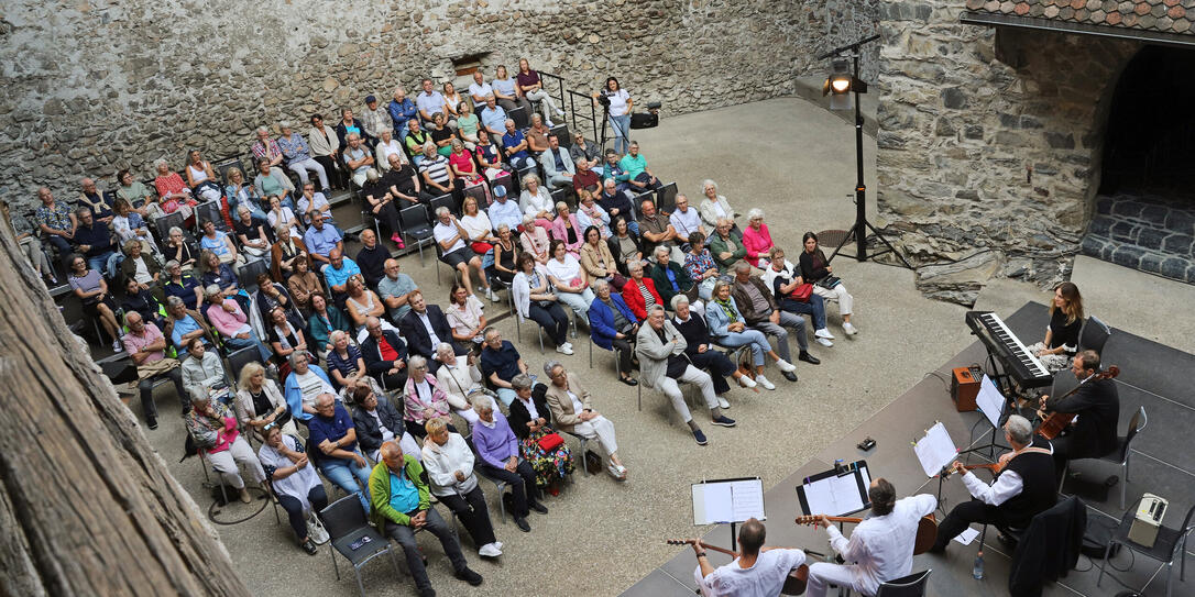 Kultursommer Burg Gutenberg 100 Jahre Mikis Theodorakis mit &laquo;Tr
