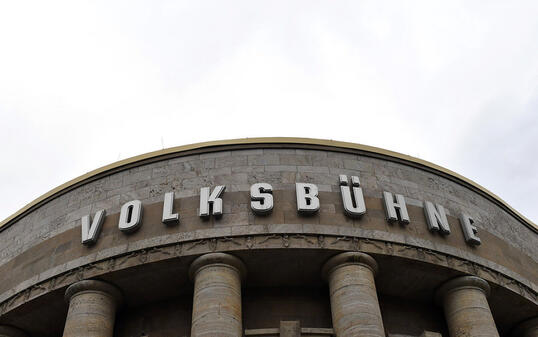 Die Volksbühne in Berlin muss sich nach dem Abgang des Intendanten Chris Dercon auf eine längere Hängepartie vorbereiten. (Archiv)