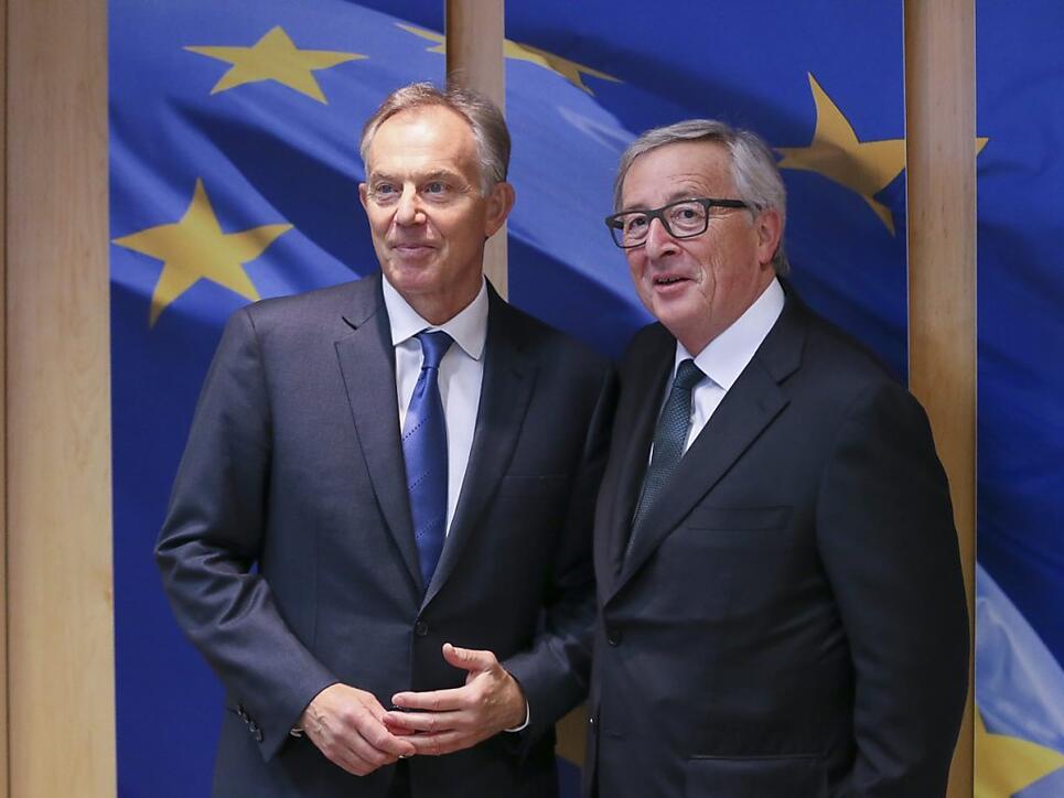 Der frühere britische Premierminister Tony Blair (links) wirbt damit, dass die EU den Brexit für Änderungen nutzen sollte - vielleicht überlegen es sich die Briten dann sogar nochmal. (Archivbild mit EU-Kommissionspräsident Jean-Claude Juncker)