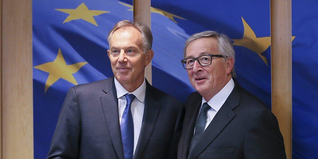 Der frühere britische Premierminister Tony Blair (links) wirbt damit, dass die EU den Brexit für Änderungen nutzen sollte - vielleicht überlegen es sich die Briten dann sogar nochmal. (Archivbild mit EU-Kommissionspräsident Jean-Claude Juncker)