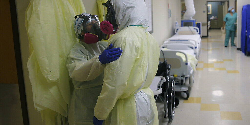 Mitarbeiter einer Klinik in McAllen, Texas. Foto: Eric Gay/AP/dpa