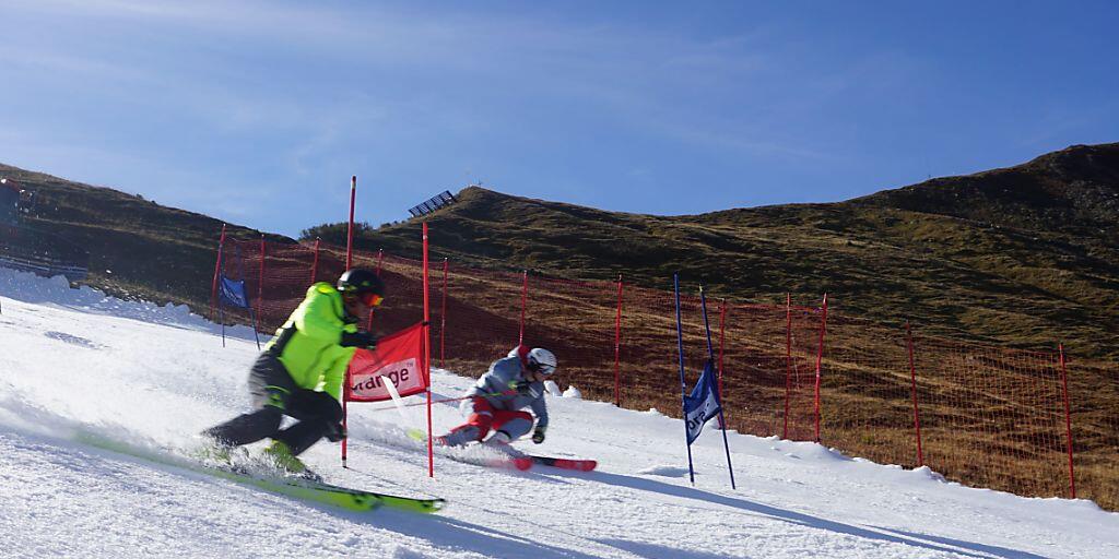 Gleich zwei Weltmeister ziehen auf der Tschentenalp die ersten Schwünge auf Schnee aus der Schneefarm: Der ehemalige Riesenslalom-Dominator Michael von Grünigen und Junioren-Skiweltmeister Lars Rösti.