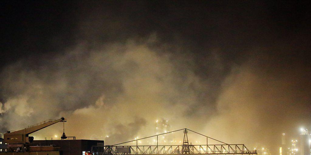 Der Chemiepark in Leverkusen ist in Rauch gehüllt nach einem Brand in einem Lagergebäude. Der Chemiepark in Leverkusen ist in Rauch gehüllt nach einem Brand in einem Lagergebäude.