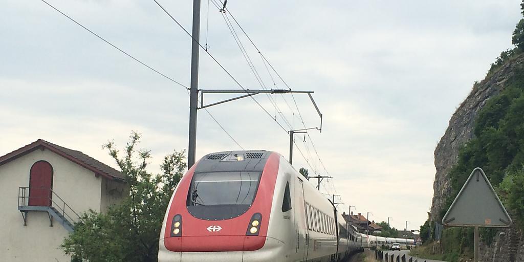 Bald fahren die Züge in Ligerz nicht mehr durchs Dorf, sondern durch den Berg hinter dem Dorf. Bald fahren die Züge in Ligerz nicht mehr durchs Dorf, sondern durch den Berg hinter dem Dorf.