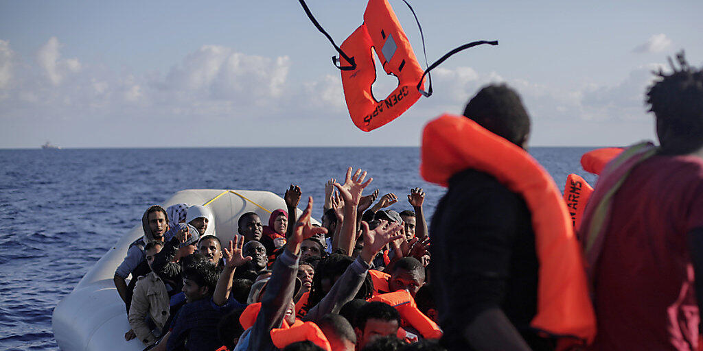 Unglück mit zwei Schlauchbooten voller Flüchtlinge Anfang September auf dem Mittelmeer: Eines hatte einen Motorschaden, das andere verlor Luft. (Symbolbild)