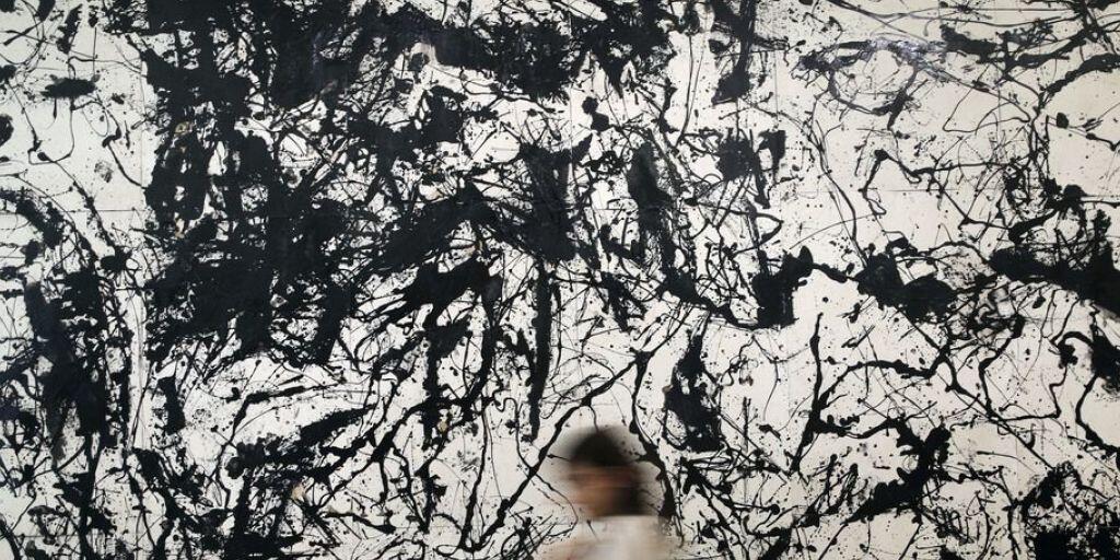 Zuschauerin vor dem Gemälde "Picassos 'Guernica' im Stil von Jackson Pollock", das Teil der Ausstellung "Guernica" im Picasso-Museum in Paris ist.