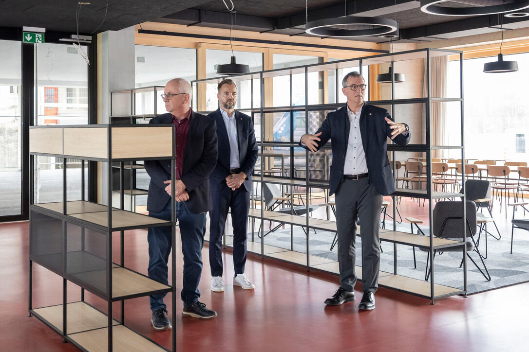 Schaans Gemeindevorsteher Daniel Hilti, LFV-Generalsekretär Peter Jehle und LFV-Präsident Hugo Quaderer (v.l.) gaben einen Rundgang durch die neuen Räumlichkeiten der Rheinwiese in Schaan.