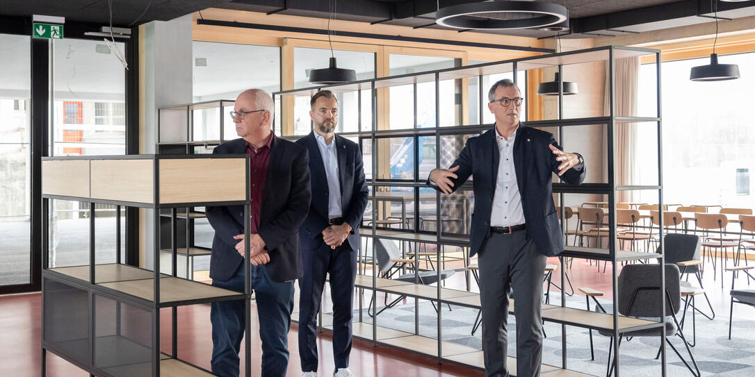 Schaans Gemeindevorsteher Daniel Hilti, LFV-Generalsekretär Peter Jehle und LFV-Präsident Hugo Quaderer (v.l.) gaben einen Rundgang durch die neuen Räumlichkeiten der Rheinwiese in Schaan.