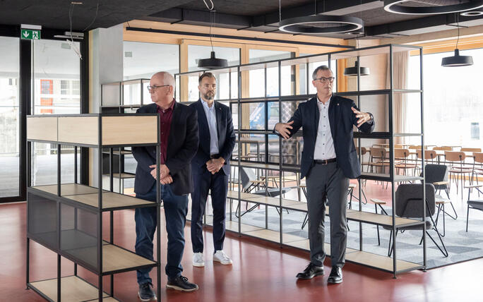Schaans Gemeindevorsteher Daniel Hilti, LFV-Generalsekretär Peter Jehle und LFV-Präsident Hugo Quaderer (v.l.) gaben einen Rundgang durch die neuen Räumlichkeiten der Rheinwiese in Schaan.