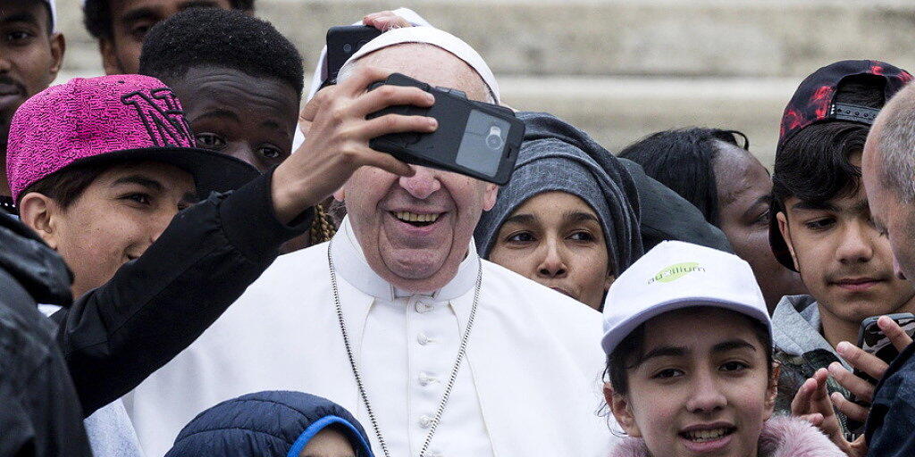Nach der Fahrt mit dem Papamobil gab für die Kinder aus Syrien, Nigeria und dem Kongo noch ein Selfie mit dem Papst.