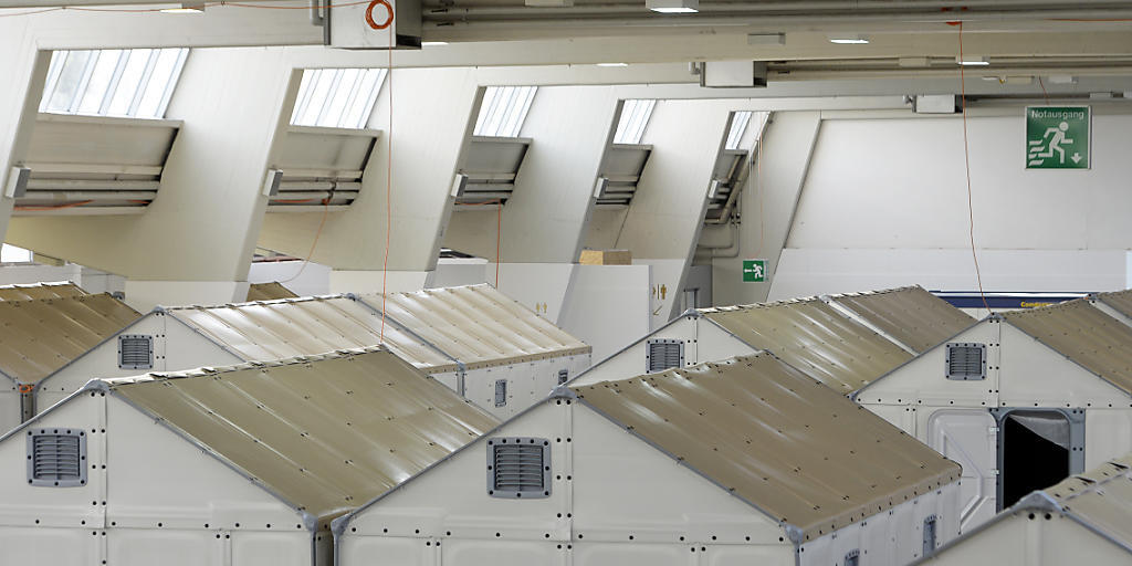 250 Asylsuchende hätten Anfang Januar in einer Messehalle in Zürich-Oerlikon in Selbstbau-Hütten der Ikea Stiftung einziehen sollen. Ein Brandtest hat diese Pläne durchkreuzt. Sie sind zu gefährlich. 250 Asylsuchende hätten Anfang Januar in einer Messehalle in Zürich-Oerlikon in Selbstbau-Hütten der Ikea Stiftung einziehen sollen. Ein Brandtest hat diese Pläne durchkreuzt. Sie sind zu gefährlich.