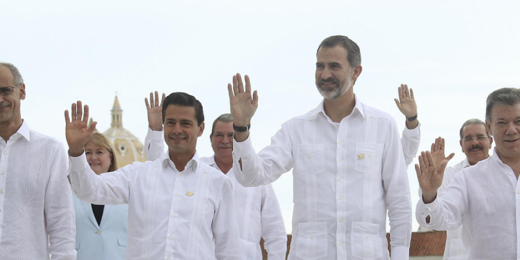 Zum Abschluss des 25. Gipfels der iberoamerikanischen Staaten zeigten sich die Staats- und Regierungschefs symbolisch in weissem Hemd und mit Friedenstaube am Revers: Andorras Premier Antoni Marti (l), Mexikos Präsident Enrique Peña Nieto, der spanische König Felipe und Kolumbiens Präsident Santos.