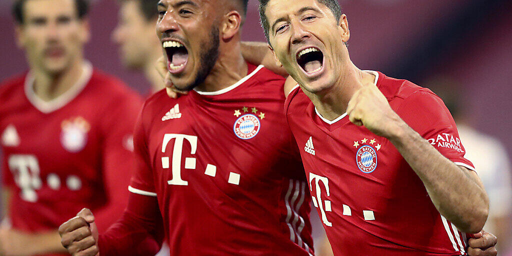 Robert Lewandowski feiert eines seiner vier Tore mit Corentin Tolisso