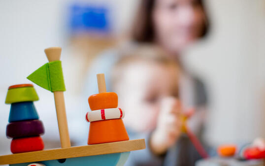 Das Parlament verpflichtet die Kantone, die Krankenkassenprämien für Kinder von Familien mit tiefen und mittleren Einkommen um mindestens 80 Prozent zu verbilligen. (Symbolbild)