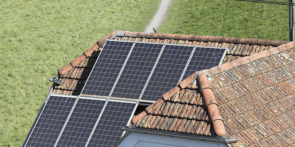 Der Bund will die Subventionen für kleine Solaranlagen auf privaten Hausdächern erhöhen. (Archivbild)