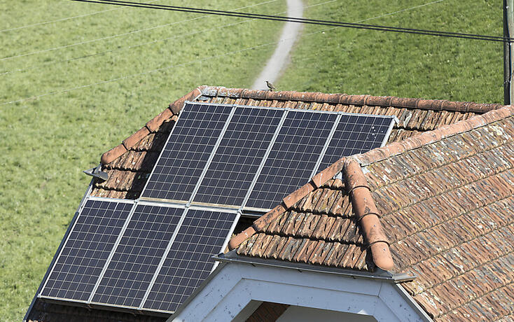 Der Bund will die Subventionen für kleine Solaranlagen auf privaten Hausdächern erhöhen. (Archivbild)