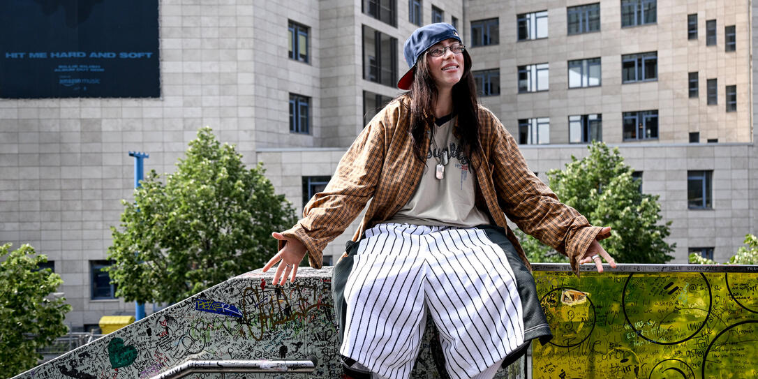 Mit nur 22 Jahren blickt Billie Eilish auf eine erfolgreiche Karriere. Auf Spotify zählt die US-Amerikanerin über 100 Millionen monatliche Hörer. Mit nur 22 Jahren blickt Billie Eilish auf eine erfolgreiche Karriere. Auf Spotify zählt die US-Amerikanerin über 100 Millionen monatliche Hörer.