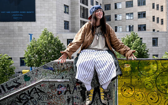 Mit nur 22 Jahren blickt Billie Eilish auf eine erfolgreiche Karriere. Auf Spotify zählt die US-Amerikanerin über 100 Millionen monatliche Hörer.