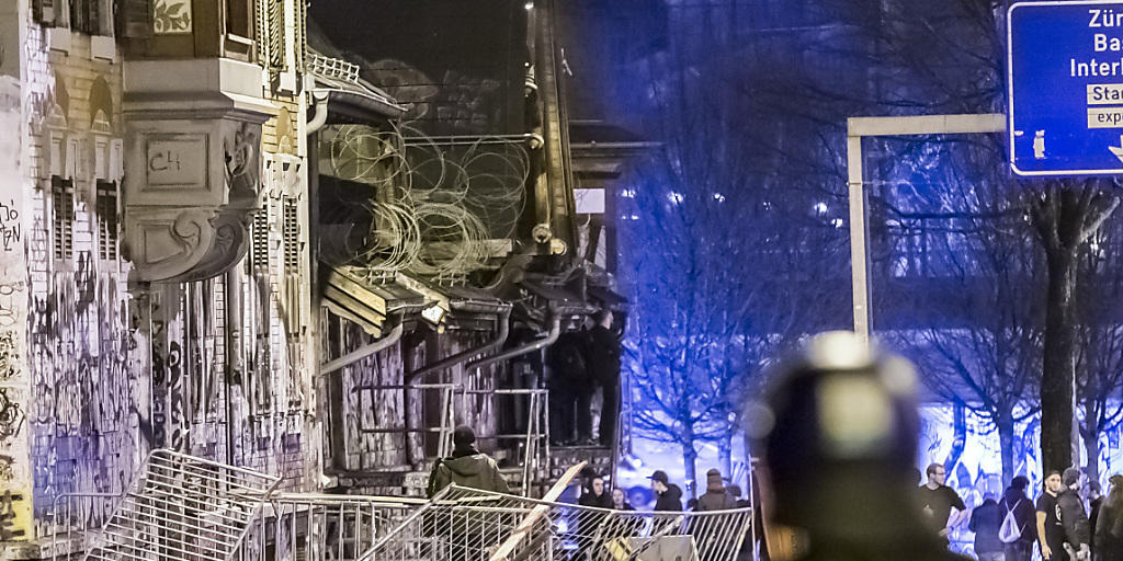 Nachdem die Polizei einen Demonstrationszug in die Innenstadt verhindert hatte, kam es am Samstagabend bei der Berner Reitschule zu heftigen Ausschreitungen.