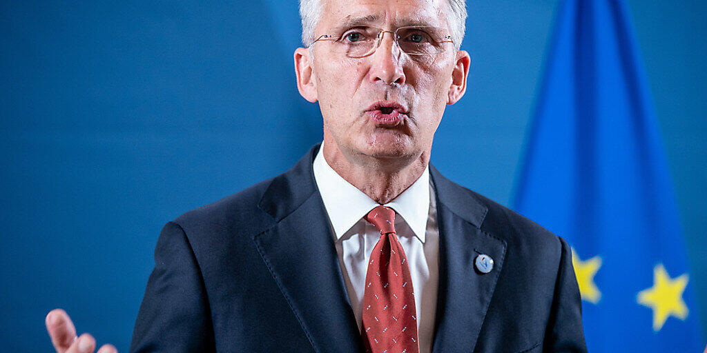 ARCHIV - Jens Stoltenberg, Nato-Generalsekretär, spricht bei einem Pressestatement zu Beginn des informellen Treffens der EU-Verteidigungsminister. (zu dpa "Nato-Generalsekretär kritisiert Vertrag über Atomwaffen-Verbot") Foto: Michael Kappeler/dpa