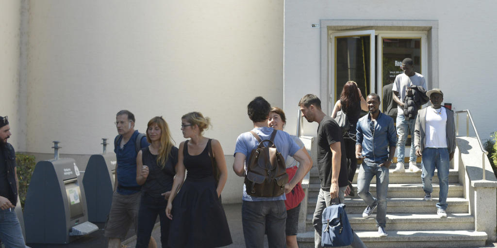 Angestellte des "sleep-in" und Migranten verlassen nach dem Treffen mit den Behörden vom Montag den Gemeindesaal von Renens VD. Angestellte des "sleep-in" und Migranten verlassen nach dem Treffen mit den Behörden vom Montag den Gemeindesaal von Renens VD.
