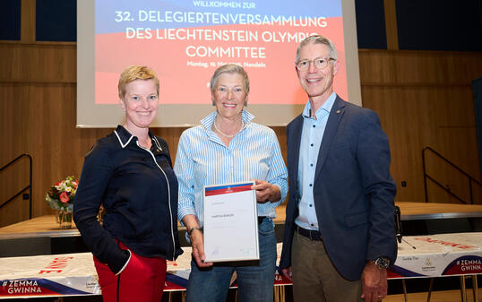 Isabel Fehr mit dem neuen LOC-Ehrenmitglied Martha Bühler sowie LOC-Präsident Stefan Marxer (v.l.).