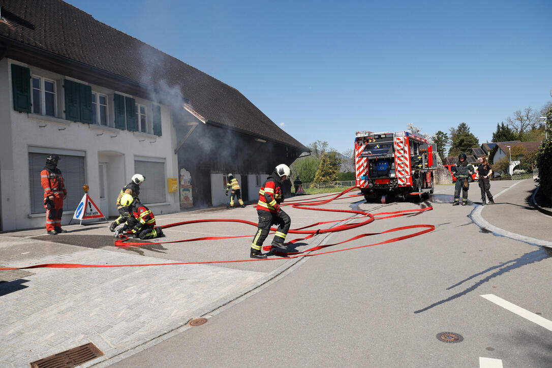 Schluss&uuml;bung beim Kurs f&uuml;r neue Feuerwehrleute beim "Restaurant L&ouml;wen&raquo; in Gamprin-Bendern.