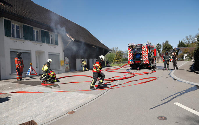 Schluss&uuml;bung beim Kurs f&uuml;r neue Feuerwehrleute beim "Restaurant L&ouml;wen&raquo; in Gamprin-Bendern.