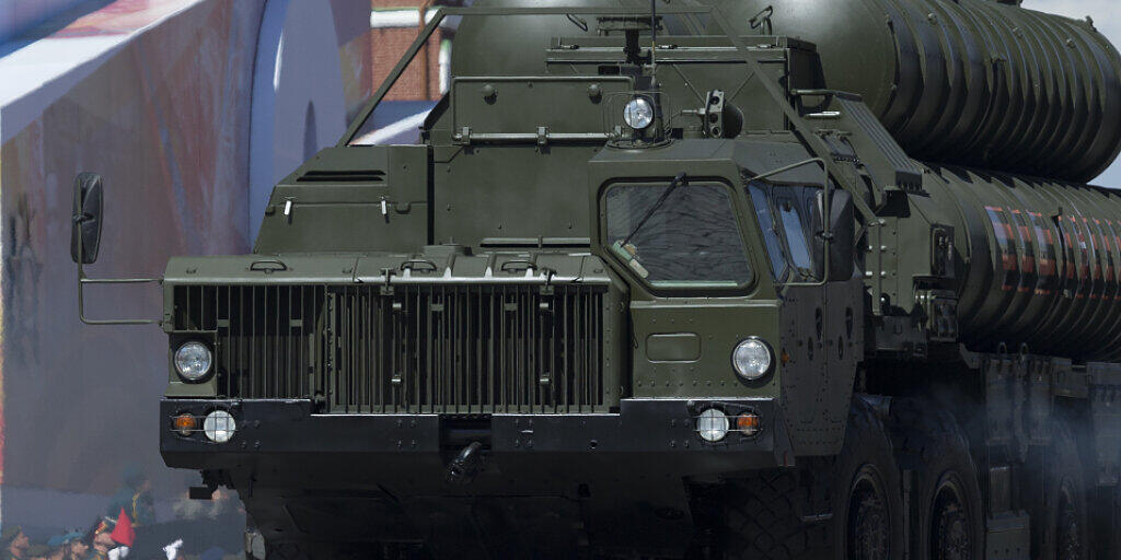 ARCHIV - Ein Raketensystem des Typs «S-400 Triumph» wird auf dem Roten Platz in Moskau präsentiert. Foto: Ivan Sekretarev/AP/dpa