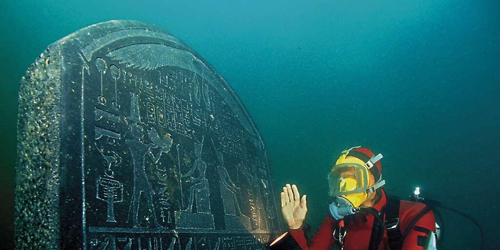 Die Stele von Thons-Herakleion, Bucht von Abukir in &Auml;gpyten, ist in der Ausstellung "Osiris" im Museum Rietberg in Z&uuml;rich ausgestellt.