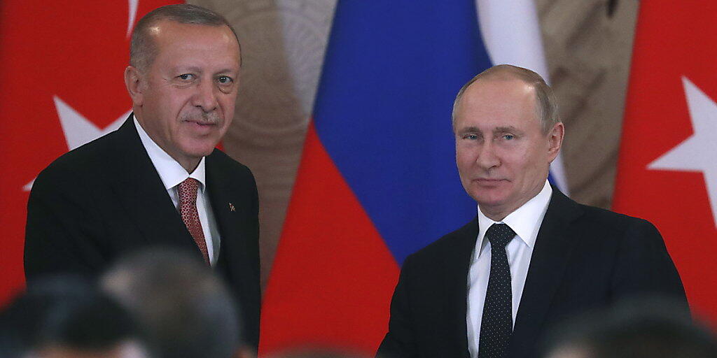 Wladimir Putin (r.) und Recep Tayyip Erdogan treten am Montag nach ihrem Treffen in Moskau vor die Medien. Wladimir Putin (r.) und Recep Tayyip Erdogan treten am Montag nach ihrem Treffen in Moskau vor die Medien.