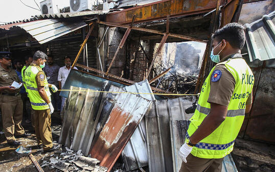 Die Polizei bei einem von dutzenden mutmasslich von Singhalesen zerstörten Läden muslimischer Besitzer in Sri Lanka.