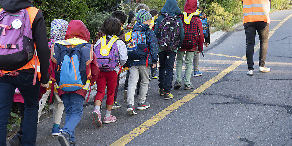 Kinder gehen per Pedibus in die Schule. BFU und Verkehrsverbände empfehlen den Eltern, den Schulweg vorher zu üben. (Archivbild) Kinder gehen per Pedibus in die Schule. BFU und Verkehrsverbände empfehlen den Eltern, den Schulweg vorher zu üben. (Archivbild)