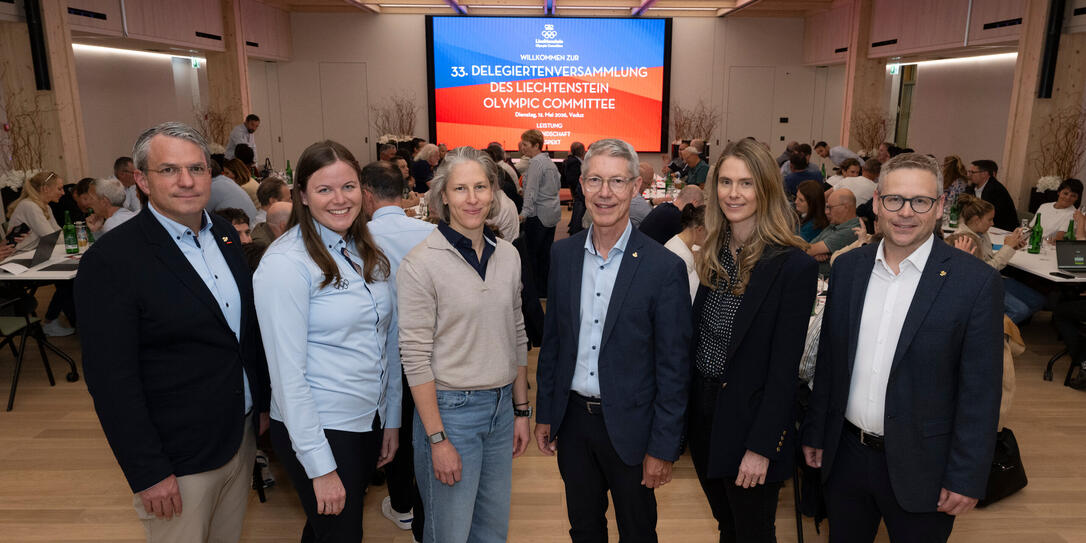 Der LOC-Vorstand mit Urban Laupper, Julia Hassler, Johanna Heeb, Präsident Stefan Marxer, Vizepräsidentin Prinzessin Anunciata sowie Benjamin Fischer (v.l.).