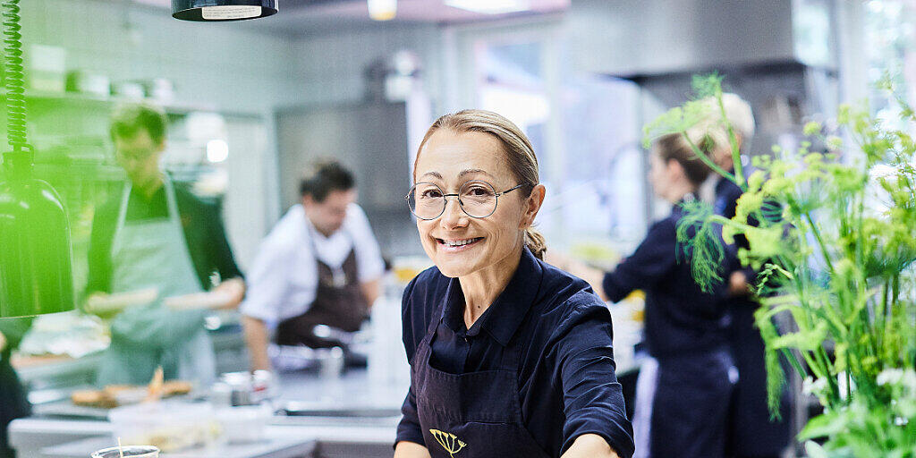 Höchstes Lob bekommt Tanja Grandits mit ihrem Basler Restaurant "Stucki" vom Gastroführer GaultMillau - neben ihrer spannenden Küche auch als motivierende Chefin. 2020 erhält sie den 19. Punkt und gehört damit als einzige Frau zu einem exklusiven Zirkel von acht Schweizer Spitzenbeizen.