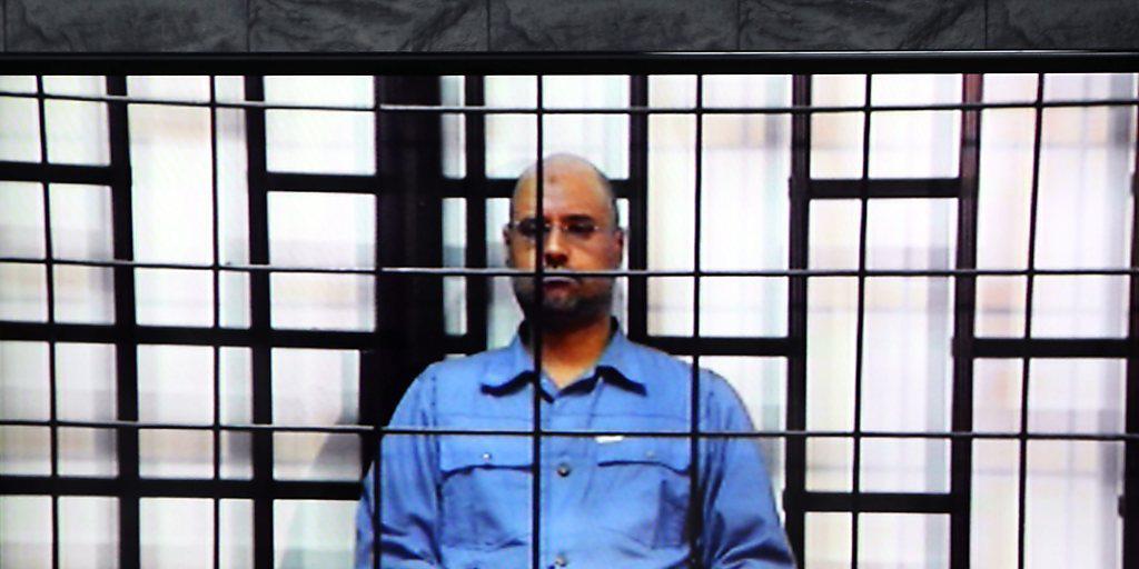 Saif al-Islam, einer der Söhne des ehemaligen libyschen Machthabers Muammar al-Gaddafi, ist in Libyen zum Tod verurteilt worden. Das Archiv-Bild zeigt in als Angeklagten vor einem Gericht in Tripolis im Mai 2014. (Archiv)