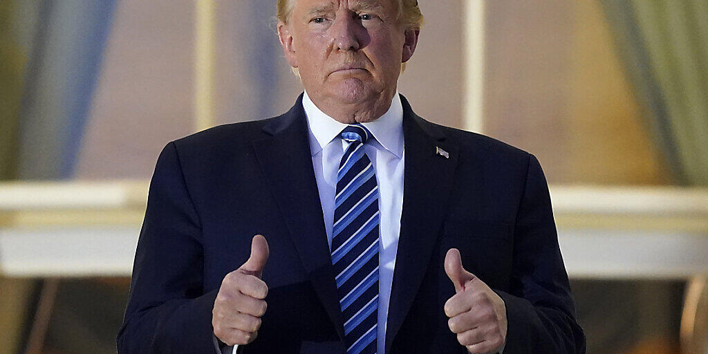 Donald Trump, Präsident der USA, steht auf dem Balkon des Weißen Hauses, nachdem er das Walter-Reed-Militärkrankenhaus verlassen hat. Foto: Alex Brandon/AP/dpa