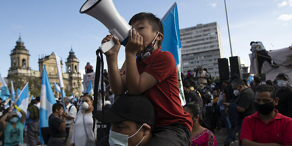 Demonstranten in Guatemala-Stadt fordern den Rücktritt von Präsident Alejandro Giammattei. Foto: Moises Castillo/AP/dpa
