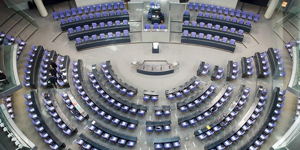 Der deutsche Bundestag hat zahlreiche Gesetzesänderung auf den Weg gebracht: So sind Kinderehen und die Majestätsbeleidigung nun passé. (Archivbild) Der deutsche Bundestag hat zahlreiche Gesetzesänderung auf den Weg gebracht: So sind Kinderehen und die Majestätsbeleidigung nun passé. (Archivbild)