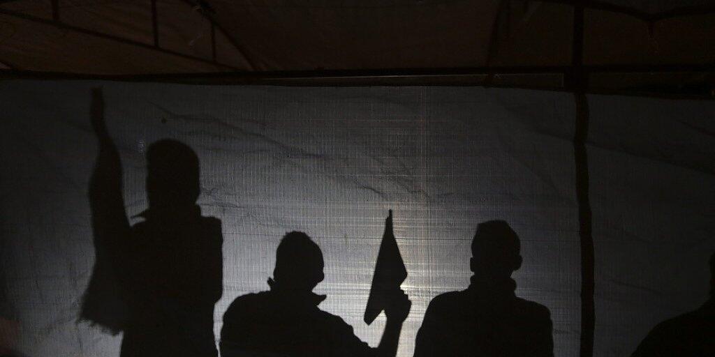 Fatah-Unterstützer warten auf die Freilassung von Gefangenen - in palästinensischen Gefängnissen wird laut HWR gefoltert. (Symbolbild) Fatah-Unterstützer warten auf die Freilassung von Gefangenen - in palästinensischen Gefängnissen wird laut HWR gefoltert. (Symbolbild)
