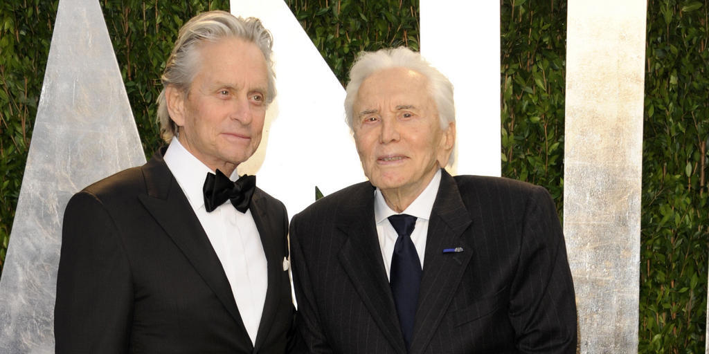 Kirk Douglas (rechts) mit Sohn Michael: Dieser nahm den jüdischen Kulturpreis für seinen bald 100-jährigen Vater entgegen. (Archivbild)