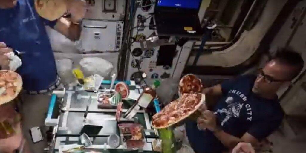 Astronauten auf der Internationalen Raumstation ISS bereiten sich zur Abwechslung Pizzen zu.