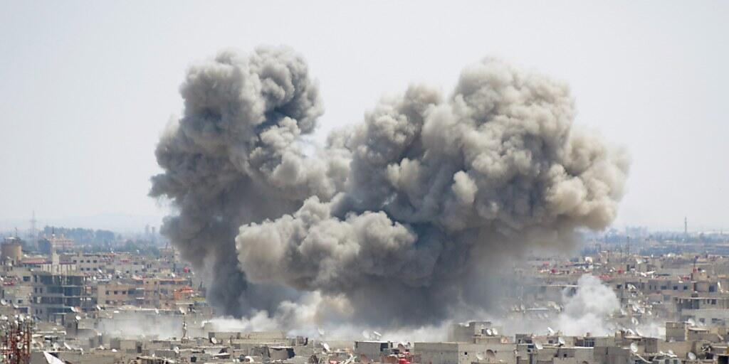 Selbst die syrische Hauptstadt Damaskus ist vom Krieg nicht verschont: Rauch &uuml;ber dem Viertel Hadschar al-Aswad, das von der Terrormiliz Islamischer Staat (IS) drangsaliert wird (Aufnahme vom 24. April 2018).