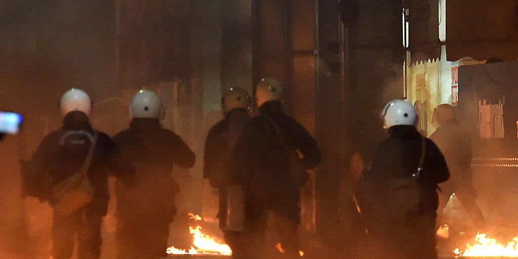 Nach einem friedlichen Gedenkmarsch in Athen ist es am Freitagabend zu Ausschreitungen gekommen.