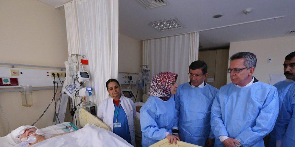 Der deutsche Innenminister Thomas de Maizière (2. von rechts) und der türkische Ministerpräsident Ahmet Davutoglu (Mitte) besuchen am Mittwoch in einem Spital in Istanbul einen Schwerverletzten. Der deutsche Innenminister Thomas de Maizière (2. von rechts) und der türkische Ministerpräsident Ahmet Davutoglu (Mitte) besuchen am Mittwoch in einem Spital in Istanbul einen Schwerverletzten.