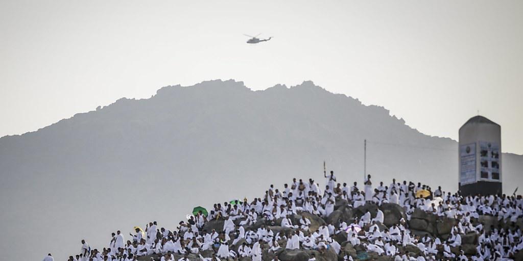 Muslimische Gläubige beten während der Pilgerfahrt Hadsch auf dem Berg Arafat bei Mekka.