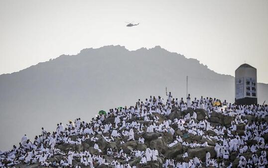 Muslimische Gläubige beten während der Pilgerfahrt Hadsch auf dem Berg Arafat bei Mekka.