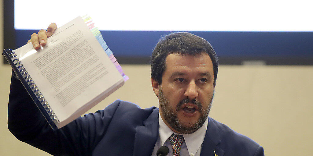 Innenminister Matteo Salvini präsentiert Journalisten sein umstrittenes Einwanderungsdekret.