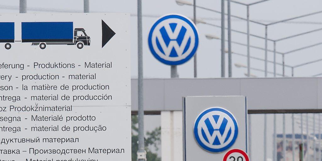 Der Autohersteller Volkswagen hat schon 28 Milliarden Euro für die Bewältigung des Abgas-Skandals aufbringen müssen. (Archivbild)