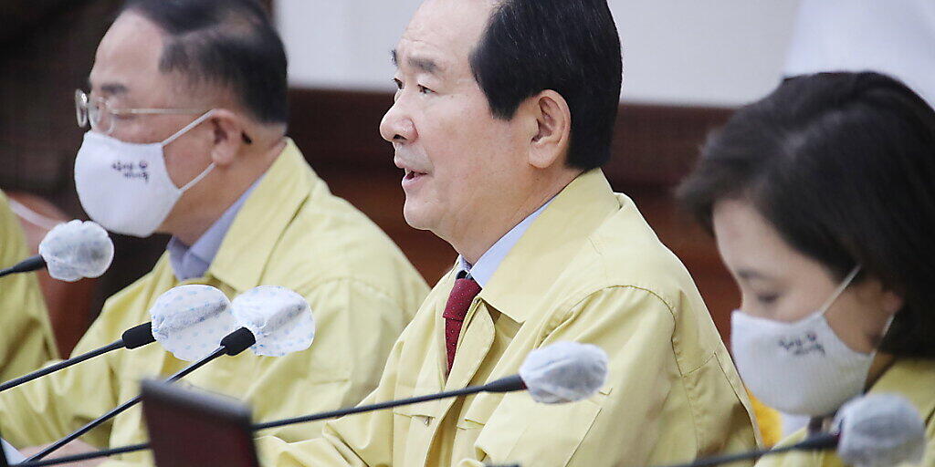 Südkorea verzeichnet erstmals seit Ausbruch der Coronakrise keine heimischen neu angesteckten Personen mehr. Im Bild der südkoreanische Premierminister Chung Sye-kyun (Mitte). Südkorea verzeichnet erstmals seit Ausbruch der Coronakrise keine heimischen neu angesteckten Personen mehr. Im Bild der südkoreanische Premierminister Chung Sye-kyun (Mitte).